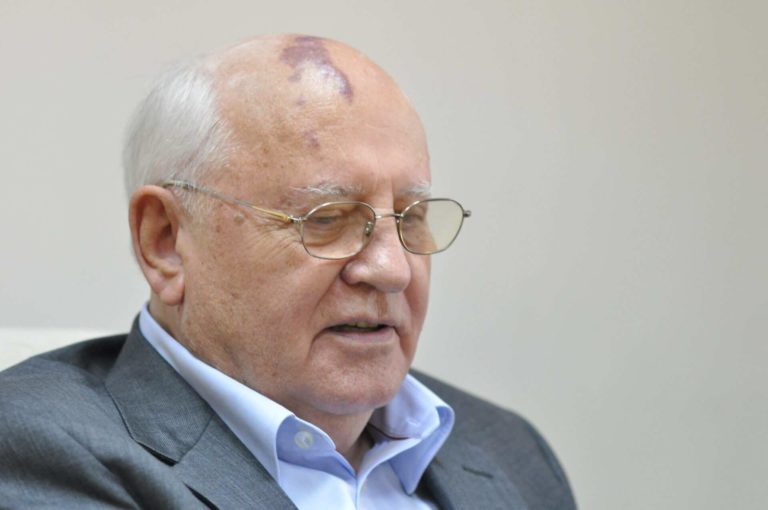 Thousands line up in Moscow to pay respects to Gorbachev in ceremony snubbed by Putin